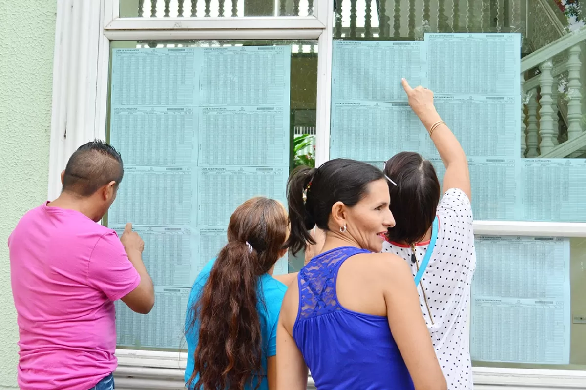 Electores buscan su mesa para votar en el puesto de votación de la Normal María Inmaculada de Arauca.